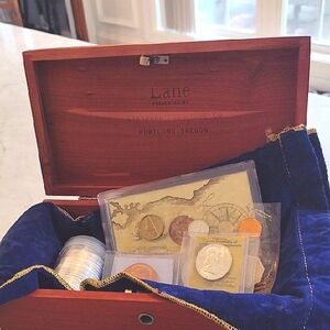 CEDAR Beautiful Grained Vintage Wooden 🎁 Perfect for Coin Collection..Jewelry